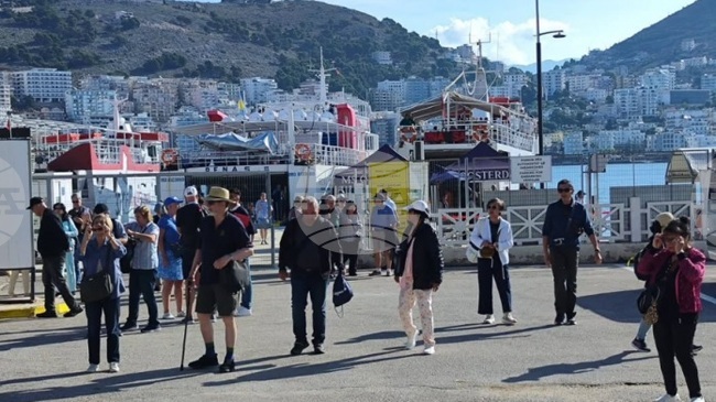 АТА: Круизният кораб „Ню Статендам" води чуждестранни туристи в Саранда