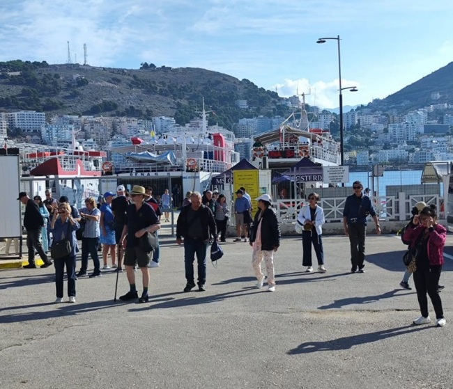 АТА: Круизният кораб „Ню Статендам" води чуждестранни туристи в Саранда