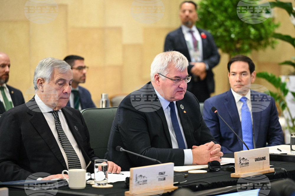 CORRECTION Canada G7