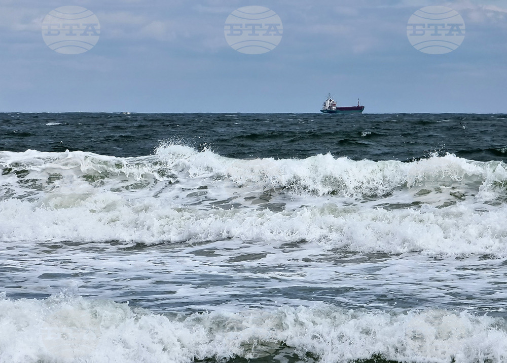 Два неидентифицирани обекта са забелязани да плават в Черно море; румънските военноморски сили следят ситуацията