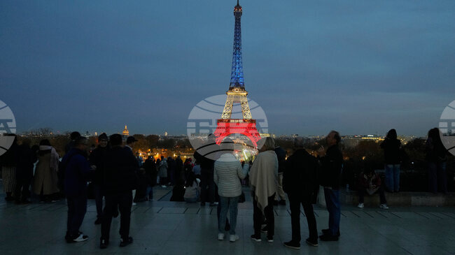 Десетки задържани в Париж, след като палиха фойерверки край Айфеловата кула