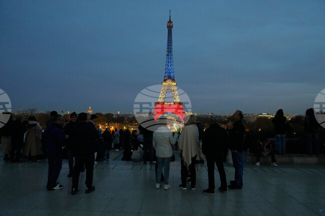 Десетки задържани в Париж, след като палиха фойерверки край Айфеловата кула