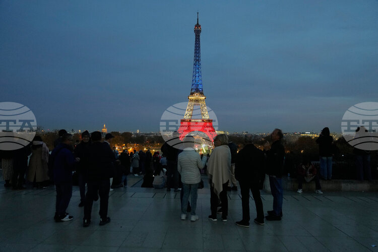 Десетки хора бяха задържани след като хвърляха димки и пиротехнически