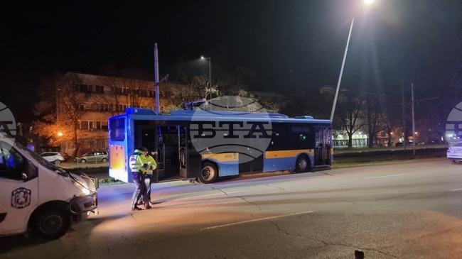 Тролейбус катастрофира в електрически стълб на столичен булевард