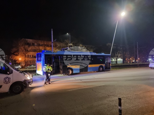 Автобус катастрофира в електрически стълб на столичен булевард