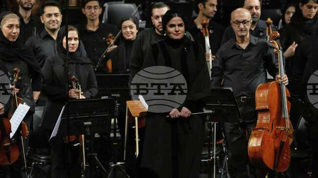 Жена дирижира Симфоничния оркестър на Техеран за първи път в историята му