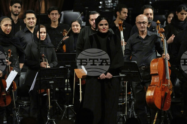 Жена дирижира Симфоничния оркестър на Техеран за първи път в историята му