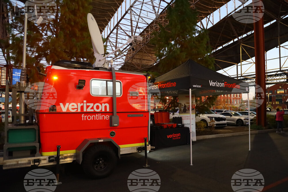 Verizon Business 2025 St. Louis U.S. Capitol Christmas Tree Stop