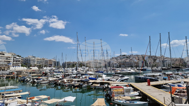 Четири яхти изгоряха в Пирея край гръцката столица Атина