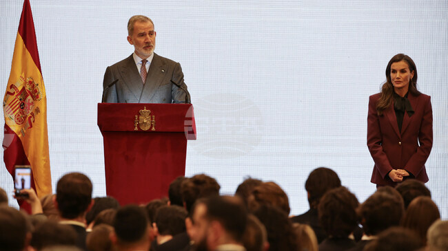 Испанският крал Фелипе VI завърши държавното си посещение в Китай със среща с испанската общност