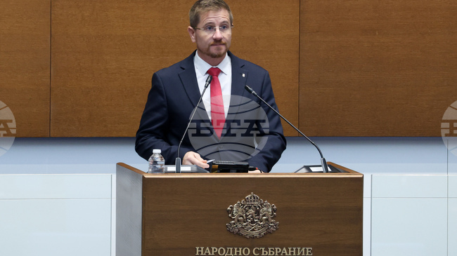 Въвеждането на задължение търговските обекти да ползват одобрен от НАП софтуер е още един шоков удар върху бизнеса, заявиха от "Възраждане" 