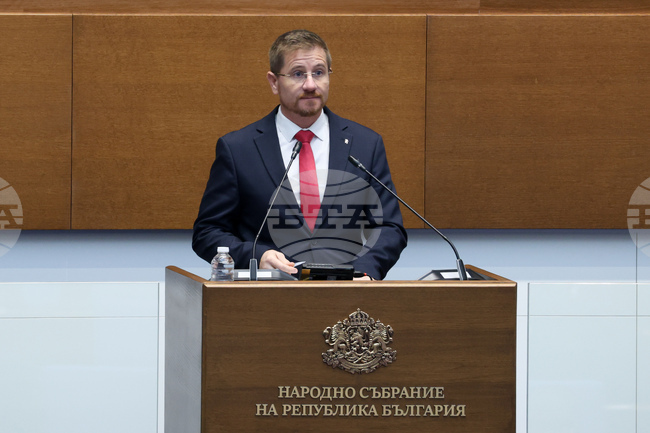 Въвеждането на задължение търговските обекти да ползват одобрен от НАП софтуер е още един шоков удар върху бизнеса, заявиха от "Възраждане" 