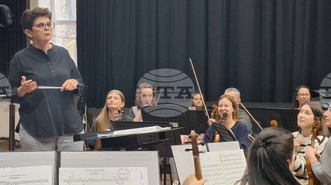 Жизнена и вдъхновяваща музика очаква публиката на концерта „Енергии“ на Симфониета Враца, сподели гост-диригентът Сандра Рагуза