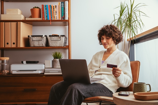 Една трета от българите са претърпели финансови загуби в резултат на непроверени онлайн съвети, според проучване 
