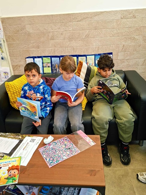 Български деца и семейства в Ротердам получиха детски книжки от Сдружението „Български Хъб Айндховен“