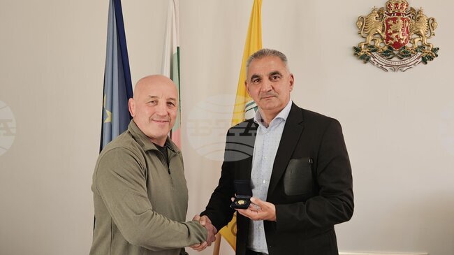 Кметът на Гурково отличи световния вицешампион по борба Иван Раднев, който организира семинар с националния отбор по борба в София