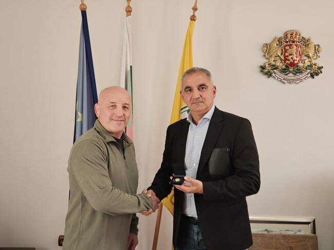 Кметът на Гурково отличи световния вицешампион по борба Иван Раднев, който организира семинар с националния отбор по борба в София