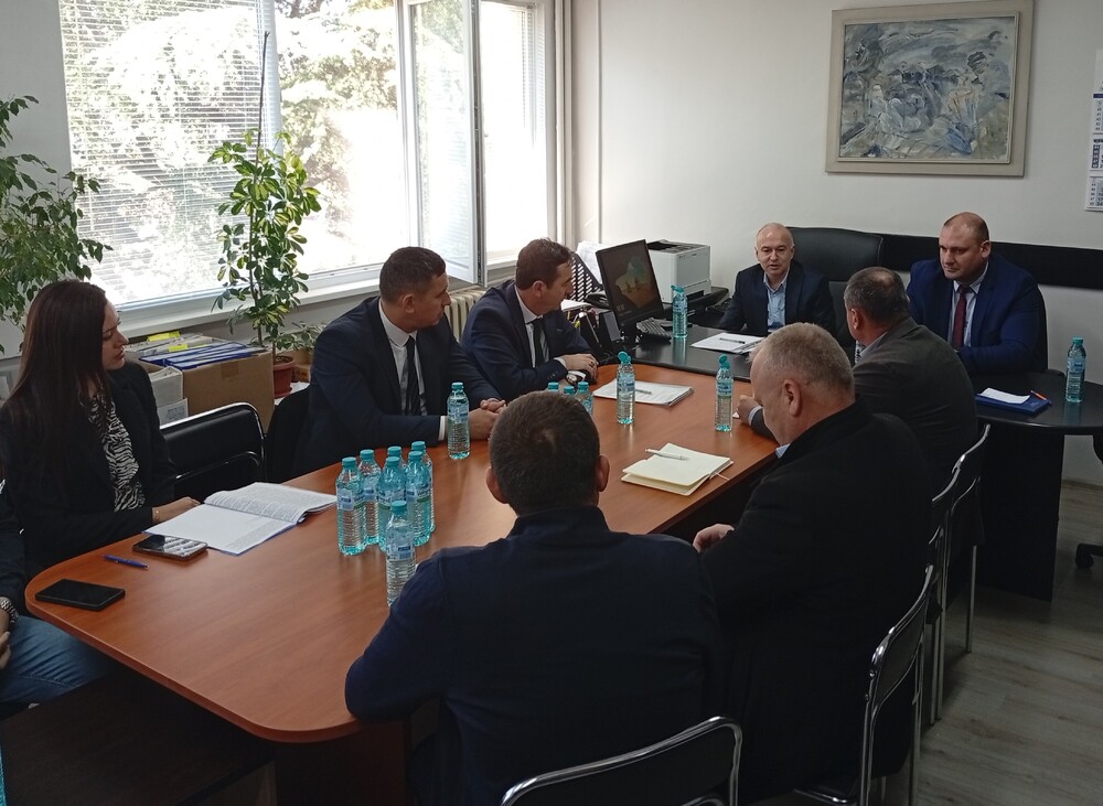 Апелативна прокуратура – Пловдив: Районният прокурор на гр. Кърджали Стоян Моневски проведе работна среща с полицаи и представители на общините и пътната служба за безопасността на движението по пътя към ГКПП „Маказа“ 