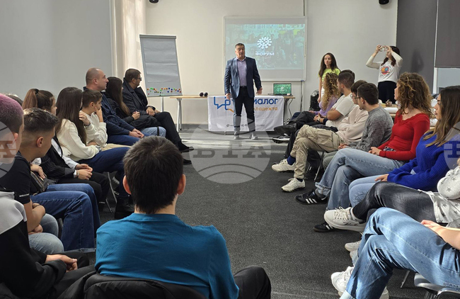 Младите хора са бъдещето на града, страната и света, каза заместник-кметът на Добрич Павел Павлов на среща, организирана от Национален младежки форум