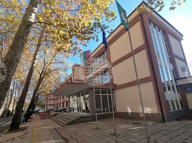 От понеделник учениците от Гимназията по електроника и електротехника в Кърджали се връщат в сградата на училището след мащабен ремонт