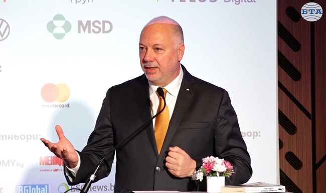 Ако искаме икономика с душа, политика с визия и технологии с морал, трябва да слушаме повече жените и да действаме заедно с тях, каза премиерът Росен Желязков