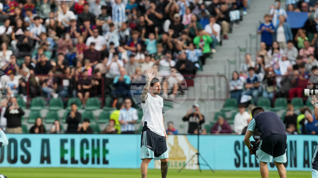 Близо 30 хиляди се събраха на стадиона на Елче в Испания, за да гледат тренировка на националния тим по футбол на Аржентина