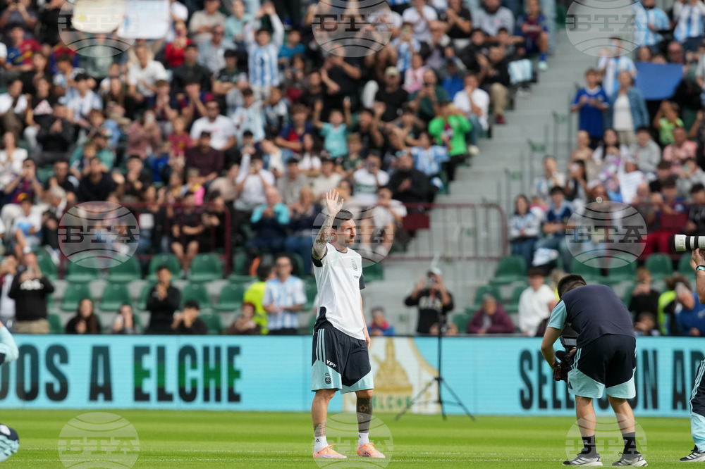 Около 25 хиляди фенове се събраха на стадиона на Елче в Испания, за да гледат тренировка на националния тим по футбол на Аржентина