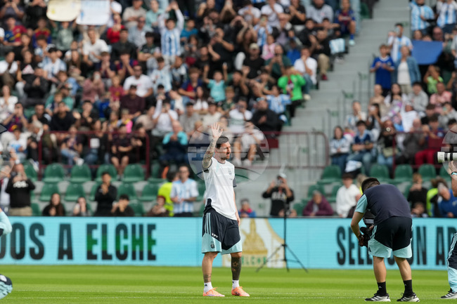 Около 25 хиляди фенове се събраха на стадиона на Елче в Испания, за да гледат тренировка на националния тим по футбол на Аржентина