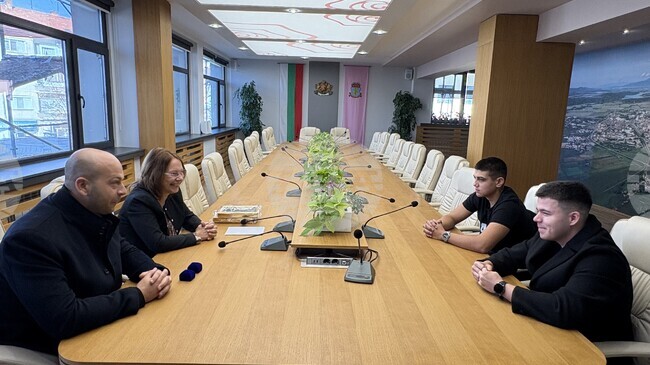 Кметът на Община Казанлък и началникът на местното Районно управление отличиха учениците, намерили и върнали голяма сума пари в Стара Загора