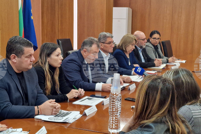 Приети са Генерален план, както и Наредба за организацията на движението, каза на брифинг зам.-кметът на община Шумен Николай Колев