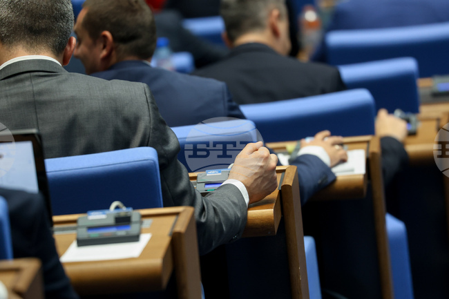 Депутатите приеха законопроекта на МС за изменение на Закона за МВР и отхвърлиха останалите три законопроекта на ПП-ДБ