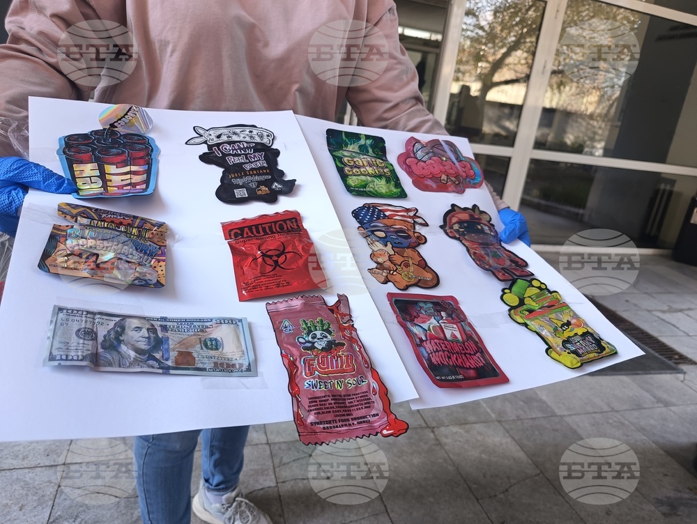 Задържахме дилър, който разпространява дрога, опакована в пликчета като семки и бонбонки, каза главен комисар Любомир Николов