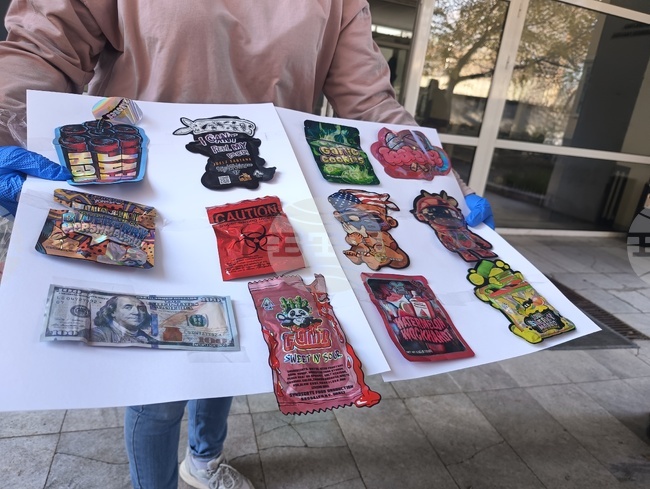 Задържахме дилър, който разпространява дрога, опакована в пликчета като семки и бонбонки, каза главен комисар Любомир Николов