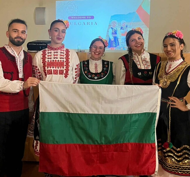 Петима български студенти, обучаващи се по „Еразъм+”, представиха в Атина факти за езика, историята, географията и фолклора на България