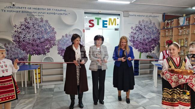  Началникът на Регионалното управление на образованието в София-град д-р Елеонора Лилова откри новия STEM център в 96-о Средно училище
