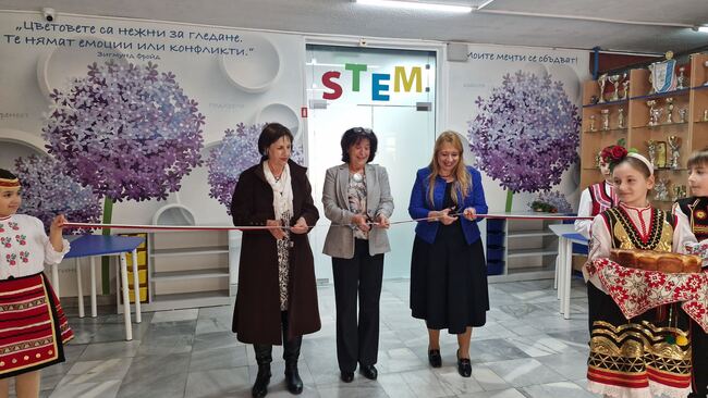  Началникът на Регионалното управление на образованието в София-град д-р Елеонора Лилова откри новия STEM център в 96-о Средно училище