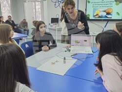 Началникът на Регионалното управление на образованието в София-град д-р Елеонора Лилова откри новия STEM център в 96-о Средно училище  „Лев Николаевич Толстой“. Снимка: РУО в София-град