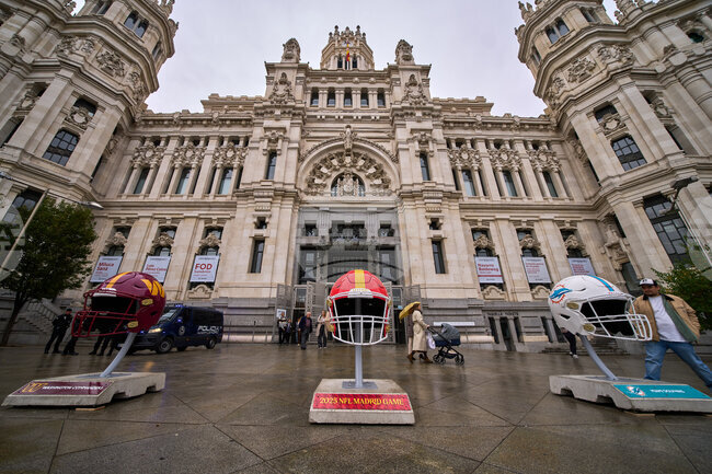 Диего Симеоне се срещна с треньора на Маями Долфинс преди първия официален мач на НФЛ в Испания