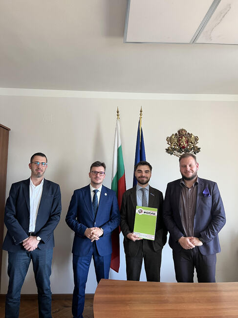 Зам.-министър Петър Младенов проведе среща с председателя на Европейския младежки форум Рареш Войку