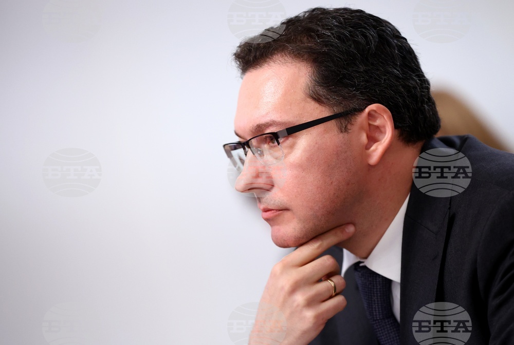 Президентът Радев отново превръща темата за еврото в площадка за популистки спектакъл, написа министърът на вътрешните работи Даниел Митов 