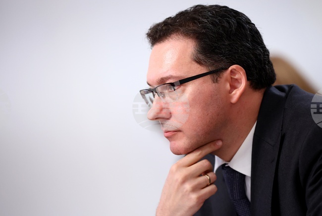 Президентът Радев отново превръща темата за еврото в площадка за популистки спектакъл, написа министърът на вътрешните работи Даниел Митов 