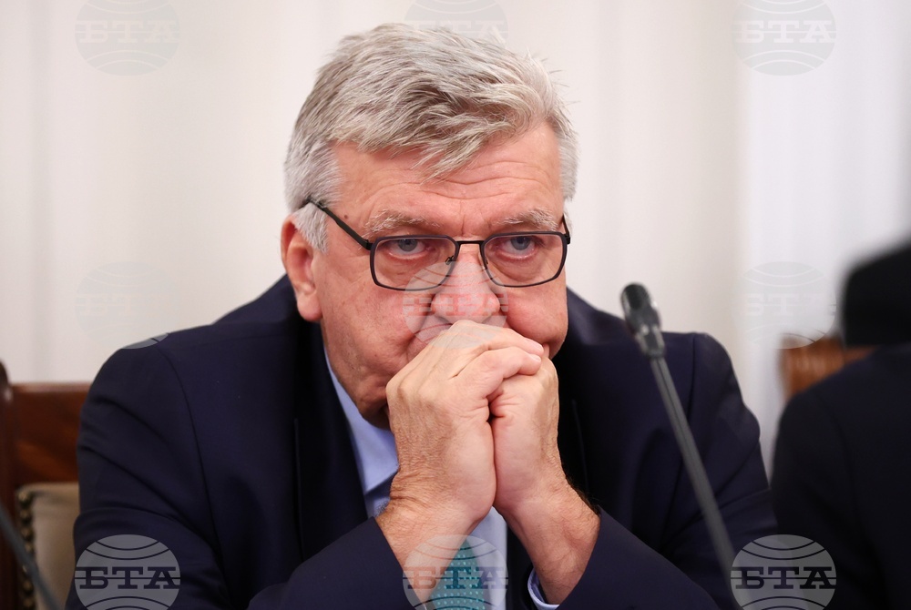 Имаме обещание че "Кроношпан" ще инвестира около 20 млн. лева в екологична апаратура, каза министър Манол Генов