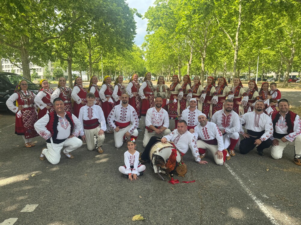 Коледен концерт под надслов „Песни и танци край огнището“ организират на 7 декември танцовите групи „Българка“ и „Пирина“ в Кент, Англия