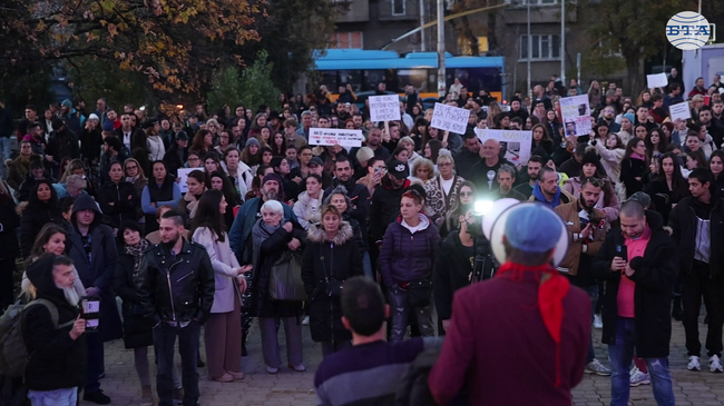 Под надслов "Справедливост за Мая" граждани се събраха пред ВМА на протест срещу жестокостта към животните