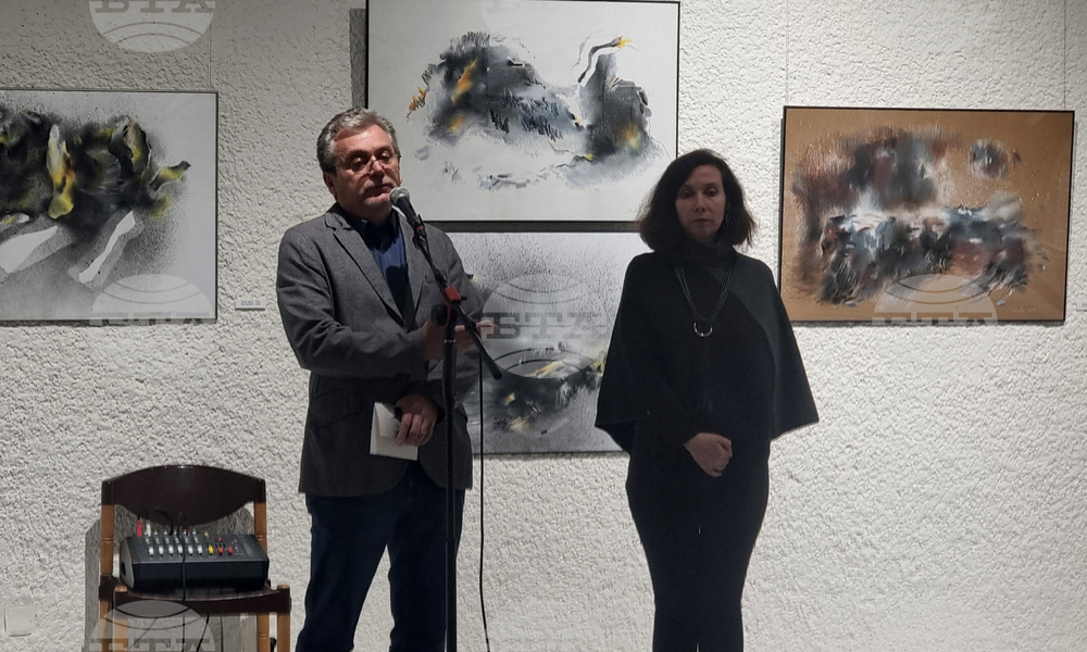 Художничката Христина Гаева подреди самостоятелна изложба „Споделени мигове" в Добрич