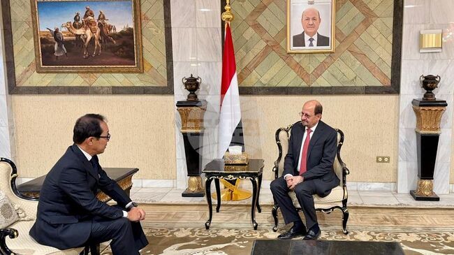 САБА: Йеменският министър на външните работи се консултира с японския посланик за сътрудничество по въпросите на сигурността в Червено море 