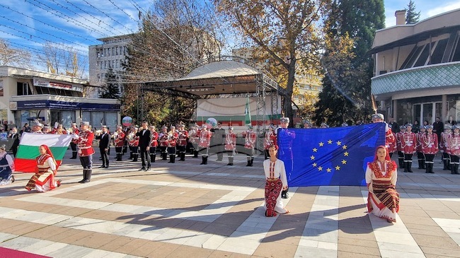 На тържествена церемония в Пещера бе връчено знамето на XXV Ученически гвардейски отряд 