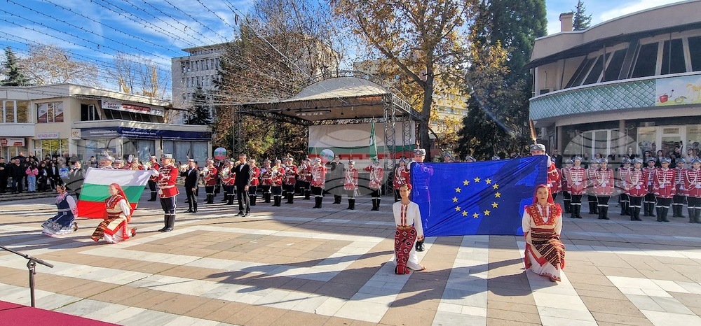 На тържествена церемония в Пещера бе връчено знамето на XXV Ученически гвардейски отряд 