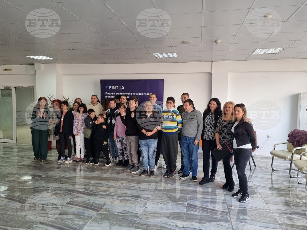 Изложба на деца и младежи с увреждания беше открита във Велико Търново Търново в Световния ден на добротата