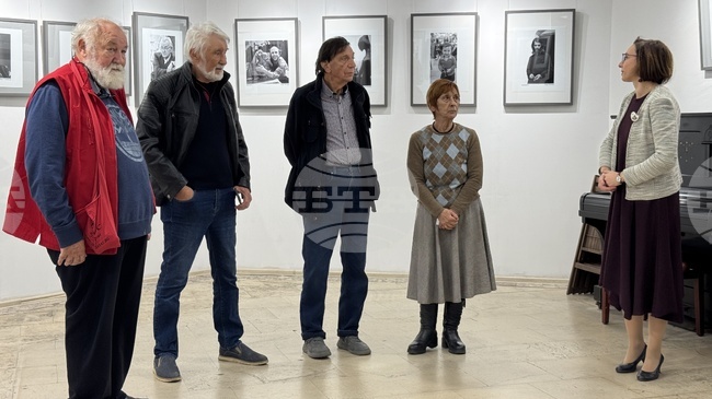 Дългогодишни фоторепортери подредиха в Казанлък изложбата „Професия фоторепортер за цял живот“